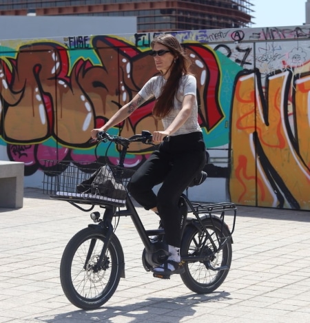 Conduciendo por la ciudad bicicleta eléctrica urbana I:SY