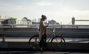 Mujer en bicicleta por la ciudad