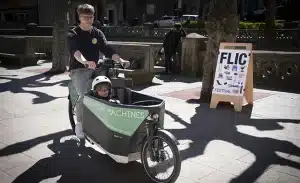 adulto llevando a niño en la bicicleta