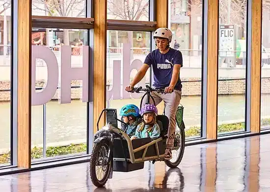 chico llevando niño en bici