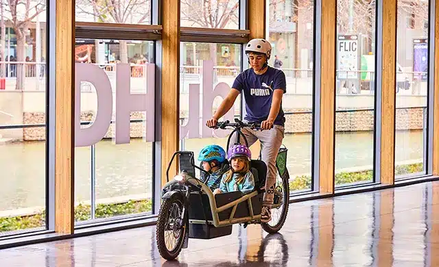 chico llevando niño en bici