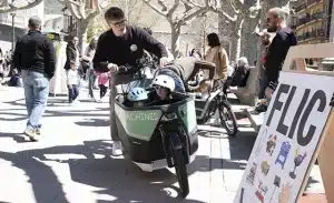 llevar niño delante en la bicicleta