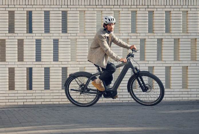 Hombre circulando por ciudad con una bicicleta Charger