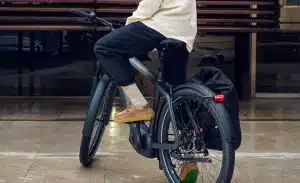 hombre en bici charger