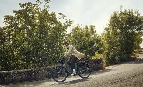 e-bike-riese-muller-por-la-calle-470x286 Bicicleta eléctrica de trekking para ciudad o montaña