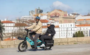 dos personas subida ebike